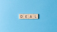 Das Bild zeigt das Wort Deal auf einem blauen Hintergrund. © Photocase.de / go2 Foto: go2