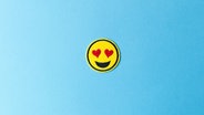 Ein Emoji mit Herzchen-Augen auf hellblauem Hintergrund. © go2 / photocase.de Foto: go2 / photocase.de