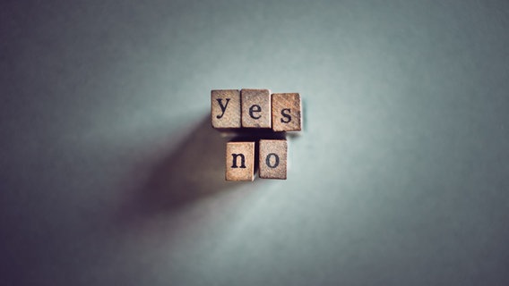 In Stempelbuchstaben stehen untereinander die Worte "Yes" und "No" geschrieben. © Jonathan Schöps / photocase.de Foto: Jonathan Schöps / photocase.de
