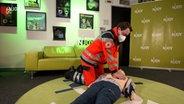 Das Bild zeigt einen Notfallsanitäter bei der Herz-Rhythmus-Massage © N-JOY Foto: N-JOY