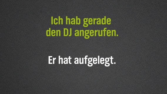 Auf einer grauen Tafel steht ein Flachwitz: Ich hab gerade den DJ angerufen. Er hat aufgelegt. © NDR/N-JOY 