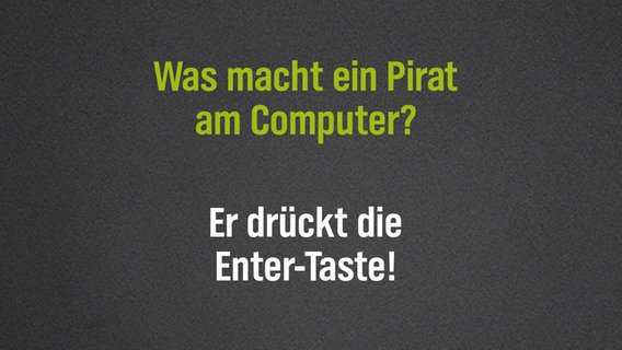 Auf einer grauen Tafel steht ein Flachwitz: Was macht ein Pirat am Computer? Er drückt die Enter-Taste! © NDR/N-JOY 