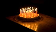 Ein Geburtstagskuchen mit vielen Kerzen. © fult / photocase.de Foto: fult / photocase.de