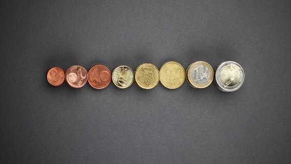 Mehrere Stapel mit Euro-Münzen liegen nebeneinander. © PolaRocket / photocase.de Foto: PolaRocket / photocase.de
