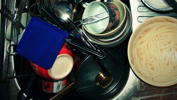 Sehr viel dreckiges Geschirr liegt in einer Spüle. © photocase.de / doesnotcare Foto: photocase.de / doesnotcare
