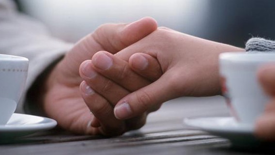 Ein Paar hält sich die Hände © dpa - Bildarchiv 