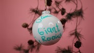 Auch die Bandmitglieder von Giant Rooks waren zu Gast bei N-JOY und haben für euch eine Weihnachtskugel unterschrieben ... © NDR/N-JOY Foto: NDR/N-JOY