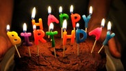 Eine Geburtstagstorte mit "Happy Birthday"-Kerzen © http://creativecommons.org/licenses/by/2.0/ Foto: Will Clayton