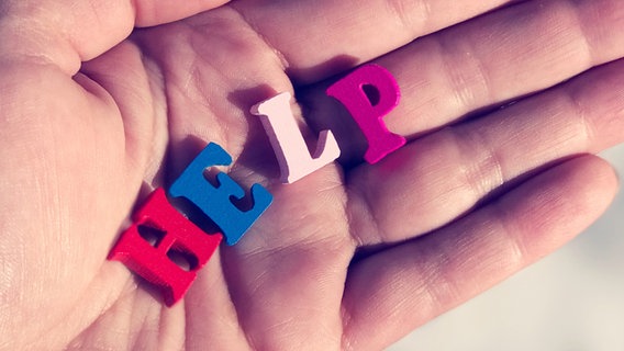 Eine Hand hält die Buchstaben des Wortes "Help". © ndanko/ photocase.de Foto: ndanko