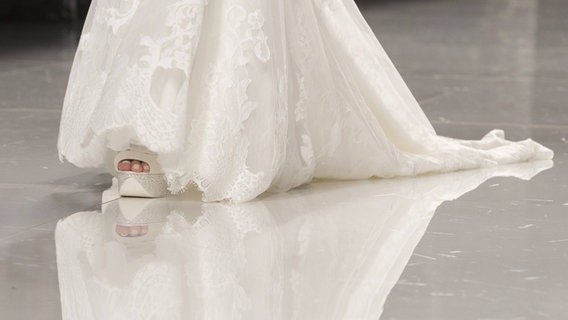 Der untere Teil eines Brautkleids, von den Oberschenkeln bis zu den Füßen. © imago/Agencia EFE Foto: Agencia EFE
