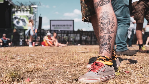 Ein Besucher des Hurricane Festivals 2019 zeigt sein Tattoo. © NDR/N-JOY Foto: Benjamin Hüllenkremer