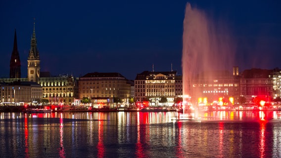 Die Binnenalster in Hamburg bei Nacht. © picture alliance/Bodo Marks/dpa Foto: Bodo Marks