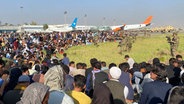 Menschenmengen und Verkehrschaos am Flughafen von Kabul, Afghanistan © picture alliance/dpa/AP Foto: picture alliance/dpa/AP