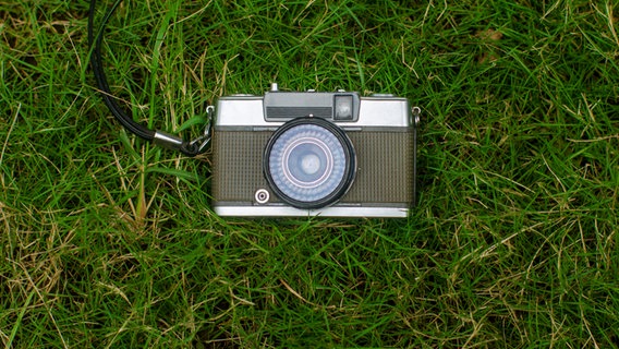 Eine alte Kamera liegt im Gras. © PxPhotos / photocase.de Foto: PxPhotos / photocase.de
