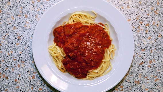 Auf dem Bild ist ein Teller mit einer Portion Spaghetti mit Bolognese-Soße zu sehen. © imago/Schöning 