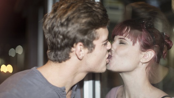 Zwei Menschen küssen sich © imago/Westend61 Foto: Westend61
