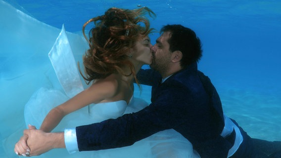 Zwei Menschen küssen sich © imago/imagebroker Foto: imagebroker