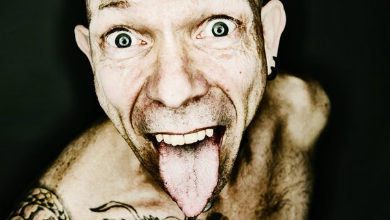 Ein Mann streckt die Zunge raus. © imago/Westend61 Foto: Westend61