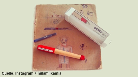 Zu sehen ist der typische Füller zum Schreibenlernen von Lamy. © milamilkamia Foto: Screenshot: https://www.instagram.com/p/y_-vrxrsdy/