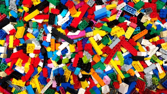 Viele Legosteine liegen auf einem Haufen. © picture alliance/Steffen Trumpf/dpa Foto: Steffen Trumpf