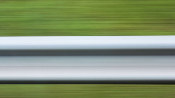 Eine Leitplanke vor grünem Rasen. © imago/CHROMORANGE 