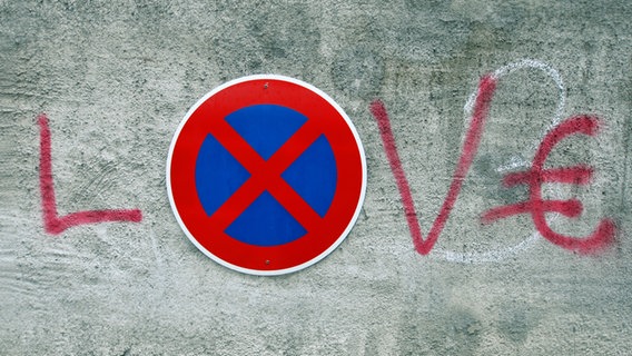 Das Wort "Love" steht an eine Wand geschrieben, statt "O" ist ein Parkverbotsschild abgebildet. © kallejipp / photocase.de Foto: kallejipp / photocase.de