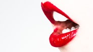 Die rot geschminkten Lippen einer jungen Frau. ©  picture alliance / dpa Themendienst Foto: Franziska Gabbert