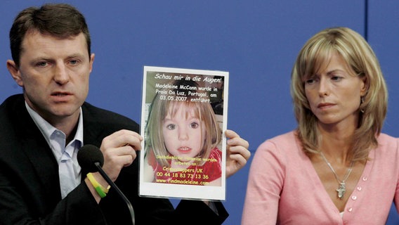 Die Eltern McCann halten auf einer Pressekonferenz ein Foto ihrer entführten Tochter in die Kameras. © dpa - Bildfunk 