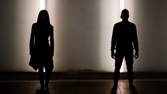 Der Schatten eines Mannes und einer Frau im Dunkeln. © Addictive Stock / photocase.de Foto: Addictive Stock / photocase.de