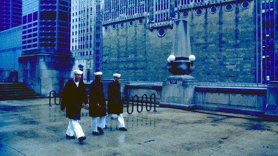 Zu sehen sind drei Matrosen in New York. © imago / Dieter Matthes Foto: Dieter Matthes