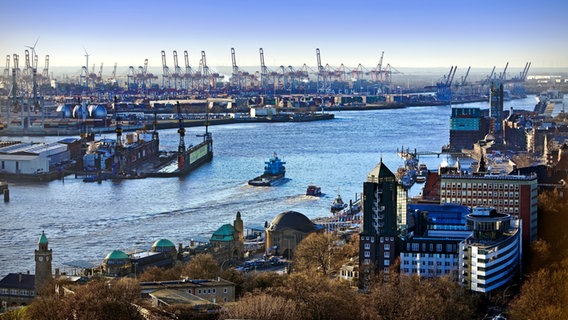 Ausblick vom Hamburger Michel auf Hafen und Elbe. © picture alliance / imageBROKER Foto: Stefan Ziese