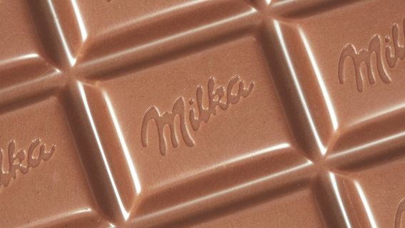 Eine Tafel Milka-Schokolade. © picture alliance/chromorange Foto:  Ernst Weingartner