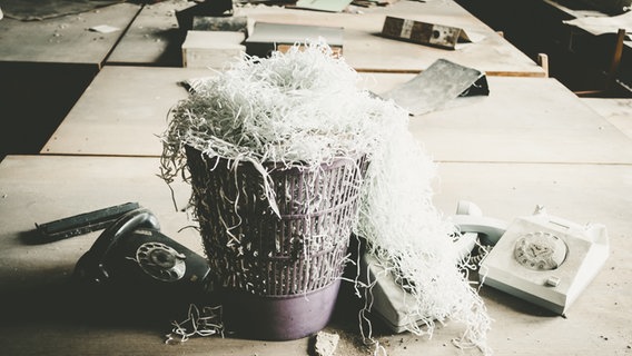 Zu sehen ist ein Mülleimer voller zerschredderter Papierstreifen in einem Büro. © Funkenschlag / photocase.de Foto: Funkenschlag