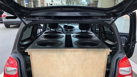 Eine Musikanlage in einem Auto. © Polizeiinspektion Worms 