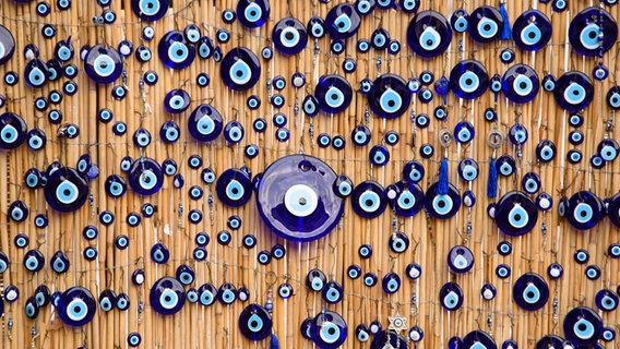 Das "blaue Auge" schützt in orientalischen Ländern vor dem bösen Blick. © picture alliance / Zoonar | Chun Ju Wu Foto: picture alliance / Zoonar | Chun Ju Wu