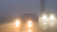 Ein Auto fährt im Herbst bei Nebel auf einer Straße. © picture alliance/dpa | Patrick Pleul Foto: Patrick Pleul