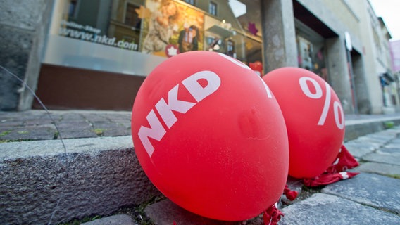 Zwei Luftballons mit NKD-Logo. © picture alliance / dpa Foto: Daniel Karmann