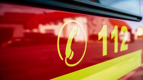 Der Notruf "112" steht in gelber Schrift an einem roten Feuerwehrfahrzeug. © markusspiske / photocase.de Foto: markusspiske / photocase.de
