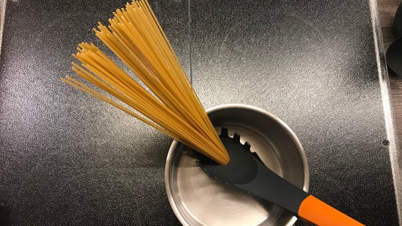 In einem Topf liegt eine Kelle mit Spaghettis. © NDR/N-JOY 