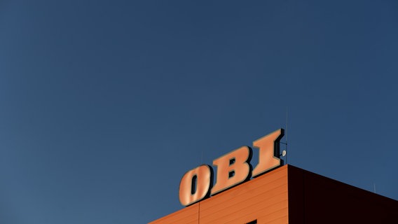 Das Logo von Obi auf dem Dach eines Gebäudes. © picture alliance/APA/picturedesk.com Foto: Alex Halada