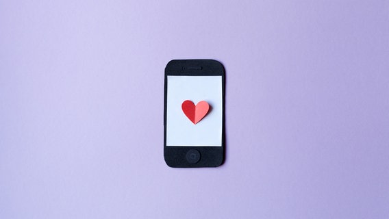 Ein gebasteltes Smartphone mit einem Herz auf dem Display. © go2 / photocase.de Foto: go2 / photocase.de