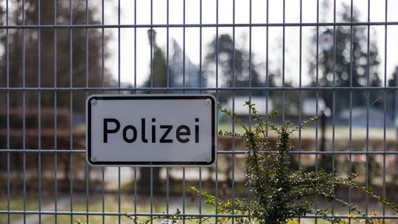 Auf einem Schil an einem Zaun steht "Polizei". © Alpenfux / photocase.de Foto: Alpenfux / photocase.de