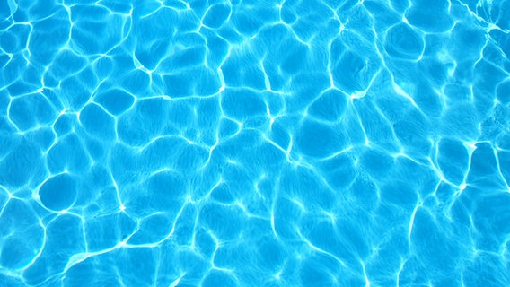 Das schimmernde Wasser eines Pools. © Gestaltbar / photocase.de Foto: Gestaltbar / photocase.de