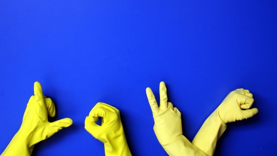 Vier Hände mit Putzhandschuhen formen das Wort "Love". © Saimen. / photocase.de Foto: Saimen. / photocase.de