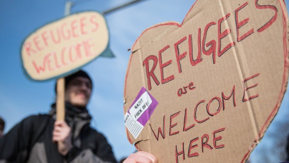 Auf einem Schild in Herzform steht "Refugees are welcome here". © imago/Florian Schuh Foto: Florian Schuh