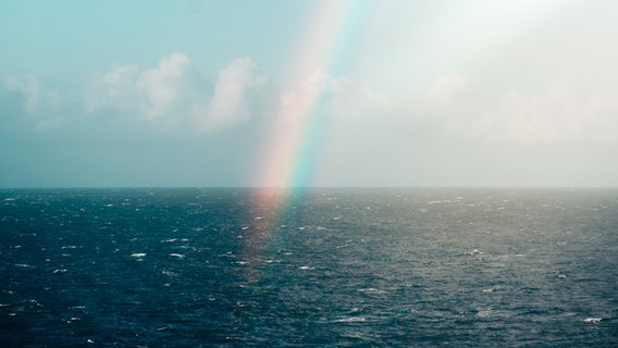 Ein Regenbogen über dem Meer. © David-W- / photocase.de 