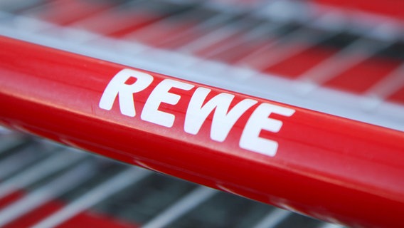 Ein Einkaufswagen mit dem Logo von Rewe. © picture alliance / Eibner-Pressefoto Foto: EIBNER/Daniel Fleig