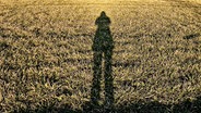 Der Schatten einer Person auf einem Rasen. © Gerti G. / photocase.de Foto: Gerti G. / photocase.de