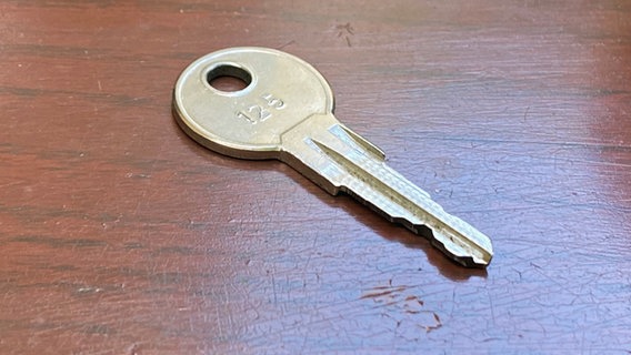 Ein kleiner Schlüssel in Nahaufnahme. © NDR/N-JOY 
