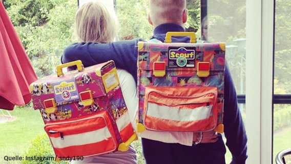 Zu sehen ist ein Instagram-Screenshot von einem Jungen und einem Mädchen, die beide einen alten Scout-Schulranzen tragen. © sndy190 Foto: Screenshot: https://www.instagram.com/p/4MTl99NTaj/